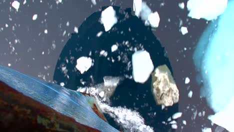 Disparo-Artístico-Mirando-Hacia-Abajo-Desde-La-Proa-Del-Barco-Para-Ver-El-Océano-Debajo-Con-Icebergs-Visibles