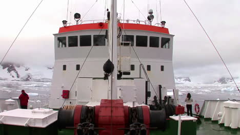 Ein-Ozeanisches-Forschungsschiff-Schwimmt-Zwischen-Eisbergen-In-Der-Antarktis-1