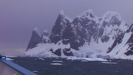 Eisberge-Schwimmen-In-Wärmendem-Wasser-In-Der-Antarktisregion-1