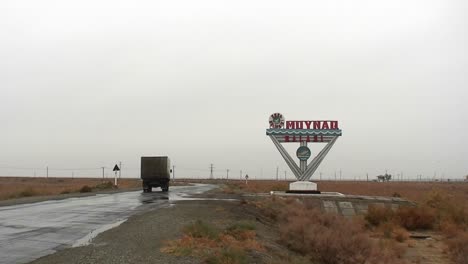 Ein-Alter-Lastwagen-Aus-Der-Sowjetzeit-Fährt-Auf-Einer-Straße-Nach-Muynaq-In-Kasachstan-Oder-Usbekistan