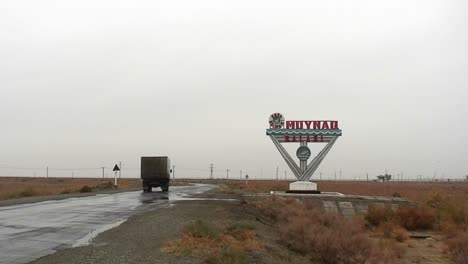 Un-Viejo-Camión-De-Carga-De-La-Era-Soviética-Pasa-Por-Una-Carretera-Hacia-Muynaq-En-Kazajstán-O-Uzbekistán