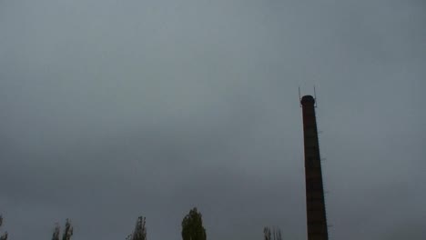 Inclinarse-Hacia-Abajo-A-Una-Foto-De-Niebla-Solitaria-De-Kiev,-Ucrania