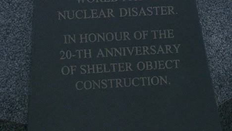 Eine-Gedenktafel-Erinnert-An-Die-Katastrophe-Von-Tschernobyl