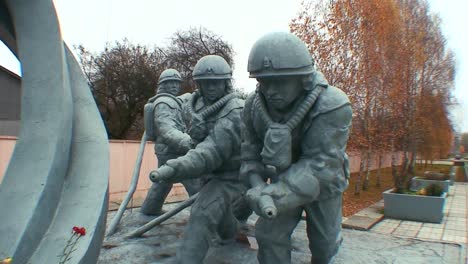 Ein-Denkmal-Ehrt-Die-Helden-Der-Atomkatastrophe-Von-Tschernobyl