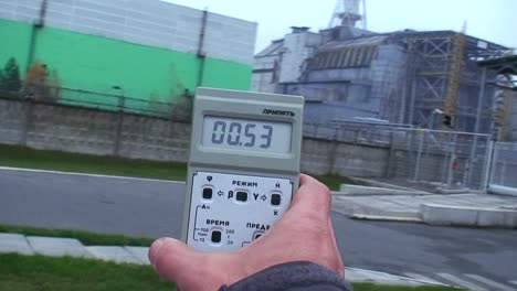 Eine-Person-Hält-Einen-Geigerzähler-Hoch,-Um-Strahlung-In-Der-Nähe-Der-Kernschmelze-Von-Tschernobyl-Abzulesen