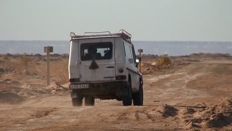 Un-Viejo-Jeep-Pasa-Por-Una-Carretera-Cerca-Del-Mar-De-Aral-En-Kazajstán-O-Uzbekistán-1