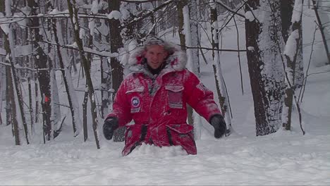 Ein-Wettermann-Oder-Reporter-Kämpft-Sich-Durch-Tiefe-Schneeverwehungen