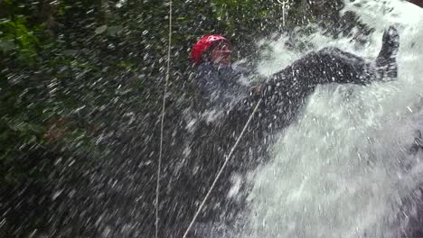 Un-Hombre-Hace-Rapel-Con-Una-Cuerda-Sobre-Una-Cascada-En-Costa-Rica