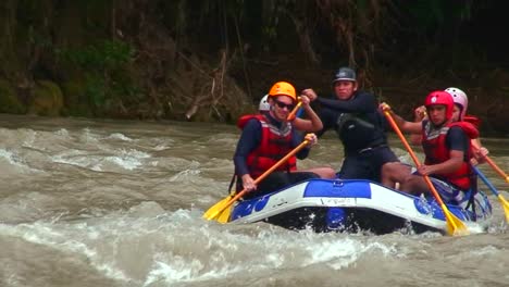 Wildwasser-Rafting-Auf-Einem-Fluss-In-Costa-Rica