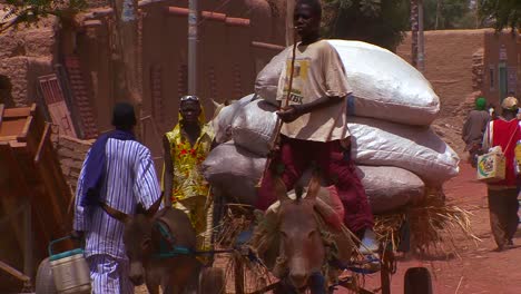 Menschen-Gehen-Und-Reiten-Pferdewagen-Auf-Den-Straßen-Der-Stadt-In-Mali-Afrika