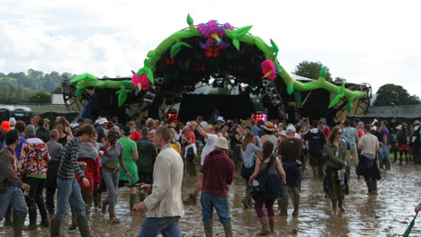 Glastonbury-Festival-Mud-01