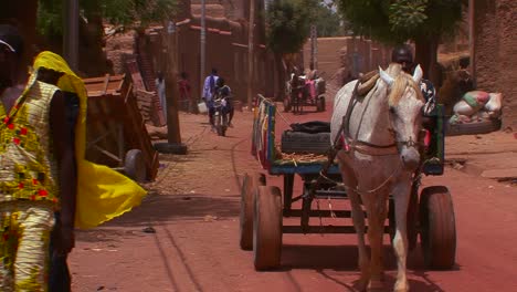 Menschen-Gehen-Und-Reiten-Pferdewagen-Auf-Den-Straßen-Der-Stadt-In-Mali-Afrika-1