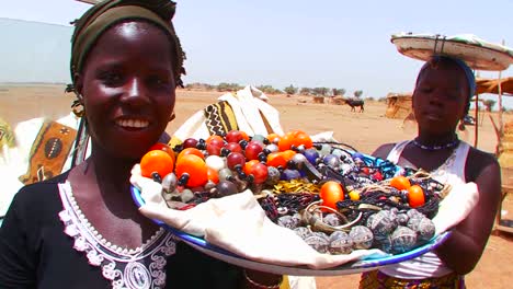 Una-Mujer-Vende-Baratijas-Y-Otros-Bienes-A-Lo-Largo-De-La-Carretera-En-Malí-África