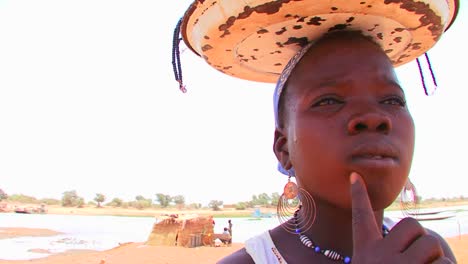 Eine-Frau-Verkauft-Schmuck-Und-Andere-Waren-Am-Straßenrand-In-Mali-Afrika-1