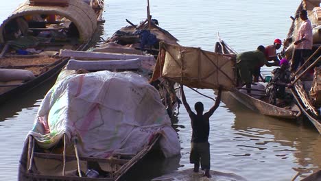 Boats-are-loaded-along-the-Niger-Río-in-mali-Africa