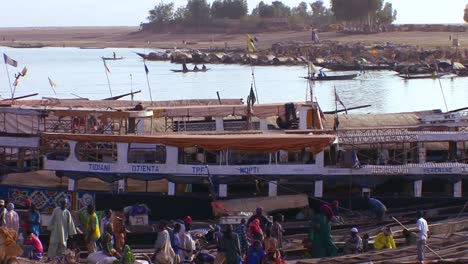 Boote-Werden-Entlang-Des-Niger-Flusses-In-Mali-Afrika-Geladen-1