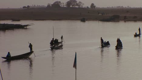 Boote-Werden-In-Der-Silhouette-Auf-Dem-Fluss-Niger-In-Mali-Afrika-Gerudert