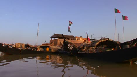 Pov-Eines-Bootes,-Das-Auf-Dem-Niger-fluss-In-Mali-Afrika-Gerudert-Wird