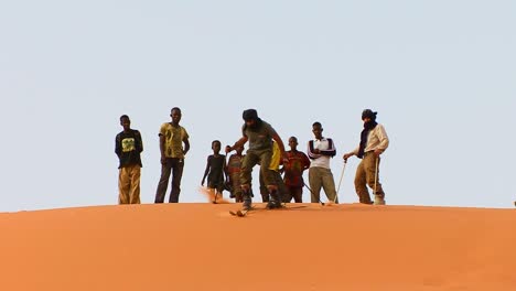 Menschen-üben-Den-Ein-Oder-Anderen-Skisport-Auf-Wüstendünen-In-Der-Sahara