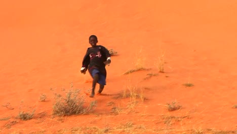 African-children-play-in-desert-sand-dunes-in-the-Sahara