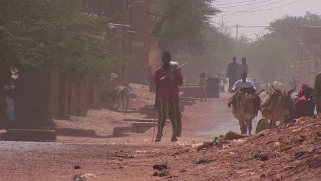 Menschen-Gehen-Während-Eines-Sturms-Eine-Straße-Durch-Die-Sahara-In-Mali-Hinunter