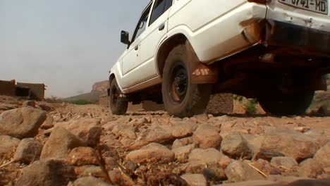 Un-Jeep-Tipo-ONU-Conduce-Por-Un-Camino-Cubierto-De-Piedra-En-La-Zona-Rural-De-Malí