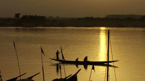 Boote-Werden-Auf-Dem-Niger-Fluss-In-Wunderschönem-Goldenem-Licht-In-Mali-Afrika-Gerudert-1