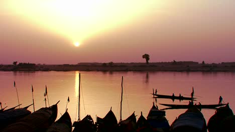 Fischer-Rudern-Bei-Sonnenuntergang-Auf-Dem-Niger-Fluss-Im-Schönen-Goldenen-Licht-In-Mali-Afrika