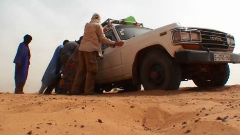 Ein-Untyp-jeep-Bleibt-Auf-Einer-Straße-Im-Ländlichen-Mali-Mal-Im-Sand-Stecken