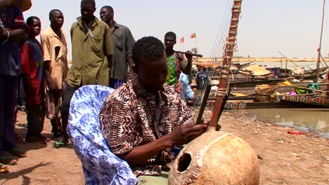 Ein-Mann-Spielt-Ein-Schönes-Saiteninstrument-In-Mali-Afrika-Instrument