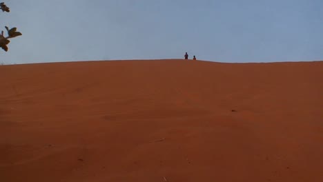 Menschen-üben-Den-Ein-Oder-Anderen-Skisport-Auf-Den-Sanddünen-Der-Wüste-In-Der-Sahara-Aus