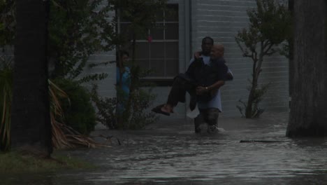 Un-Hombre-Rescata-A-Un-Anciano-De-Las-Inundaciones-Durante-Una-Gran-Tormenta