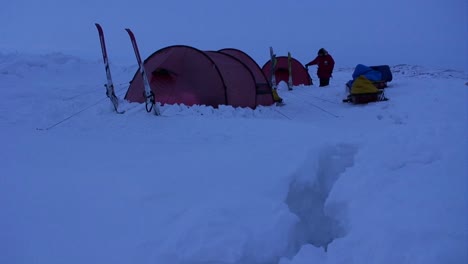 Campistas-En-Nieve-Profunda-En-Una-Expedición-ártica-Por-La-Noche