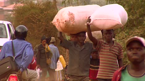 Menschen-Tragen-Waren-Auf-Dem-Kopf-In-Einem-Afrikanischen-Dorf