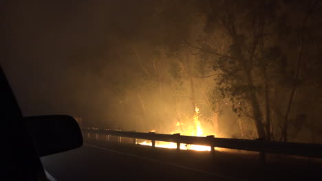 POV-Aus-Einem-Auto-Während-Eines-Massiven-Waldbrandes-In-Australien