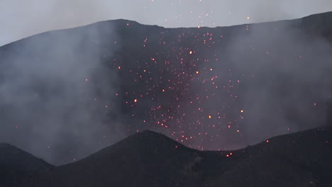 Der-Vulkan-Cabo-Verde-Bricht-Auf-Der-Kapverdischen-Insel-Vor-Der-Küste-Afrikas-Aus-2