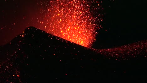 El-Volcán-Cabo-Verde-Entra-En-Erupción-Por-La-Noche-De-Manera-Espectacular-En-La-Isla-De-Cabo-Verde-Frente-A-Las-Costas-De-áfrica-4