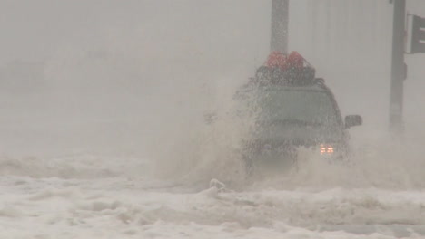 Ein-Auto-Fährt-Während-Einer-Überschwemmung-Durch-Einen-Massiven-Sturm-Oder-Hurrikan-Durch-Tiefes-Wasser