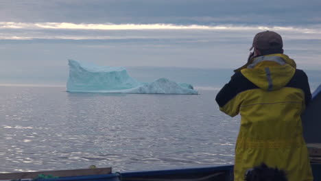Forscher-Beobachten-Und-Fotografieren-Eisberge-In-Der-Arktis
