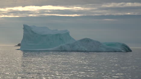 Un-Iceberg-Flota-En-El-ártico