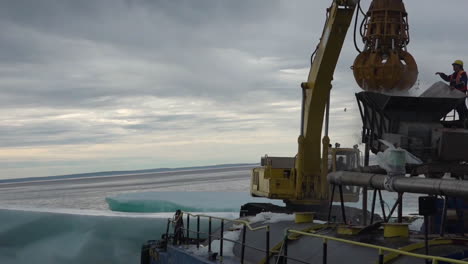 Eisbergeis-Wird-In-Der-Arktis-Nahe-Neufundland-Geerntet,-Um-Trinkwasser-Zu-Gewinnen
