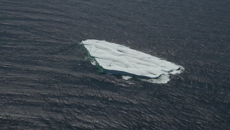 Eine-Antenne-Eines-Großen-Eisbergs-Im-Ozean