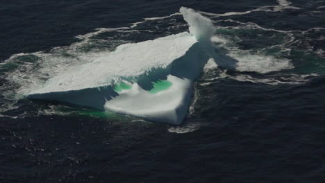 Una-Antena-De-Un-Gran-Iceberg-En-El-Océano-1