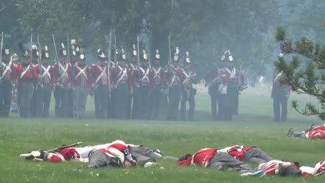 Die-Toten-Liegen-Auf-Dem-Schlachtfeld-In-Dieser-Nachstellung-Des-Krieges-Von-1812-Im-Fernsehstil