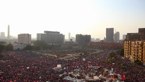 Las-Multitudes-Se-Reúnen-En-La-Plaza-Tahrir-En-El-Cairo,-Egipto-1