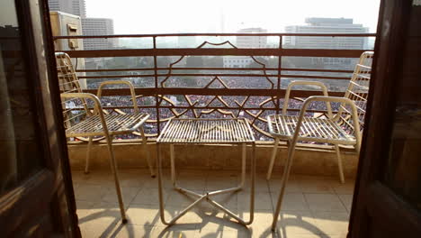 Blick-Von-Einem-Balkon-Mit-Blick-Auf-Demonstranten-Auf-Dem-Tahrir-Platz-In-Kairo-Ägypten