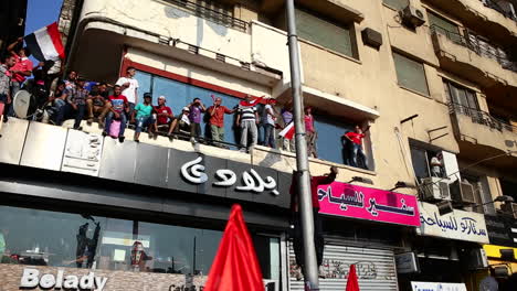 Los-Manifestantes-En-Los-Tejados-Se-Manifiestan-En-El-Cairo,-Egipto