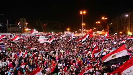 Las-Multitudes-Protestan-En-Un-Mitin-Nocturno-En-La-Plaza-Tahrir-En-El-Cairo,-Egipto