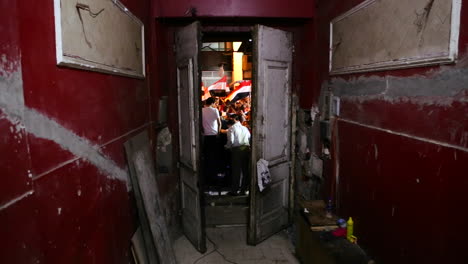Eine-Tür-Umrahmt-Demonstranten-In-Kairo-ägypten