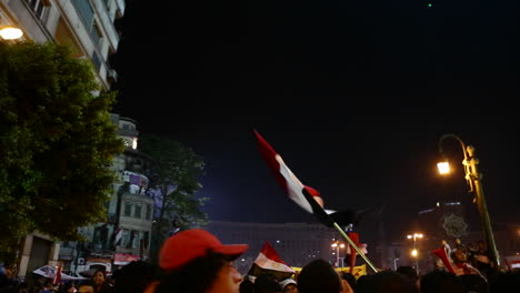 Fahnen-Wehen-über-Der-Menge-Bei-Einer-Nächtlichen-Protestkundgebung-In-Kairo-Ägypten